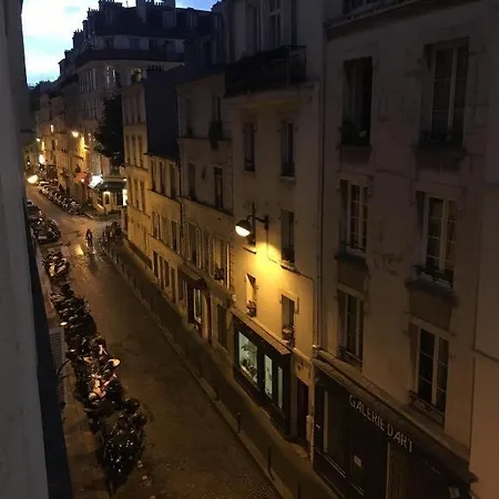 Montmartre Moulin Rouge Apartment